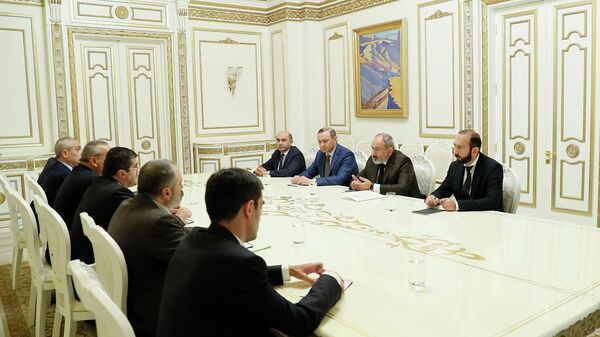 Премьер-министр Никол Пашинян принял в правительстве делегацию во главе с президентом Карабаха Араиком Арутюняном (15 октября 2022). Еревaн - Sputnik Армения