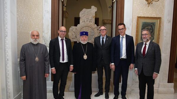 Католикос Гарегин II принял делегацию парламентской группы дружбы Армения-Швейцария во главе с членом группы Стефаном Мюллером Альтерматом (15 октября 2022). Эчмиадзин - Sputnik Армения