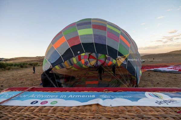 Аэронавты готовят воздушный шар к полету - Sputnik Армения
