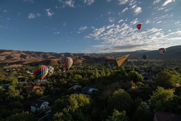 Россыпь воздушных шаров над волшебной природой Гарни - Sputnik Армения