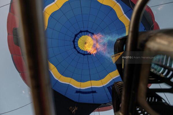 В воздушный шар нагнетается горячий воздух - Sputnik Армения