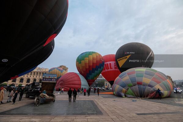 В центре столицы воздушные шары готовят к последнему полету в рамках фестиваля - Sputnik Армения
