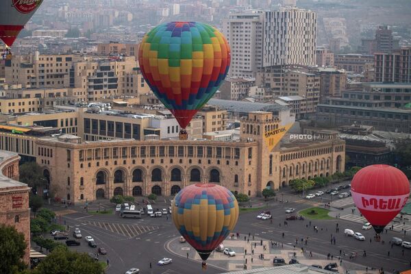 Воздушные шары поднимаются на площадью Республики - Sputnik Армения