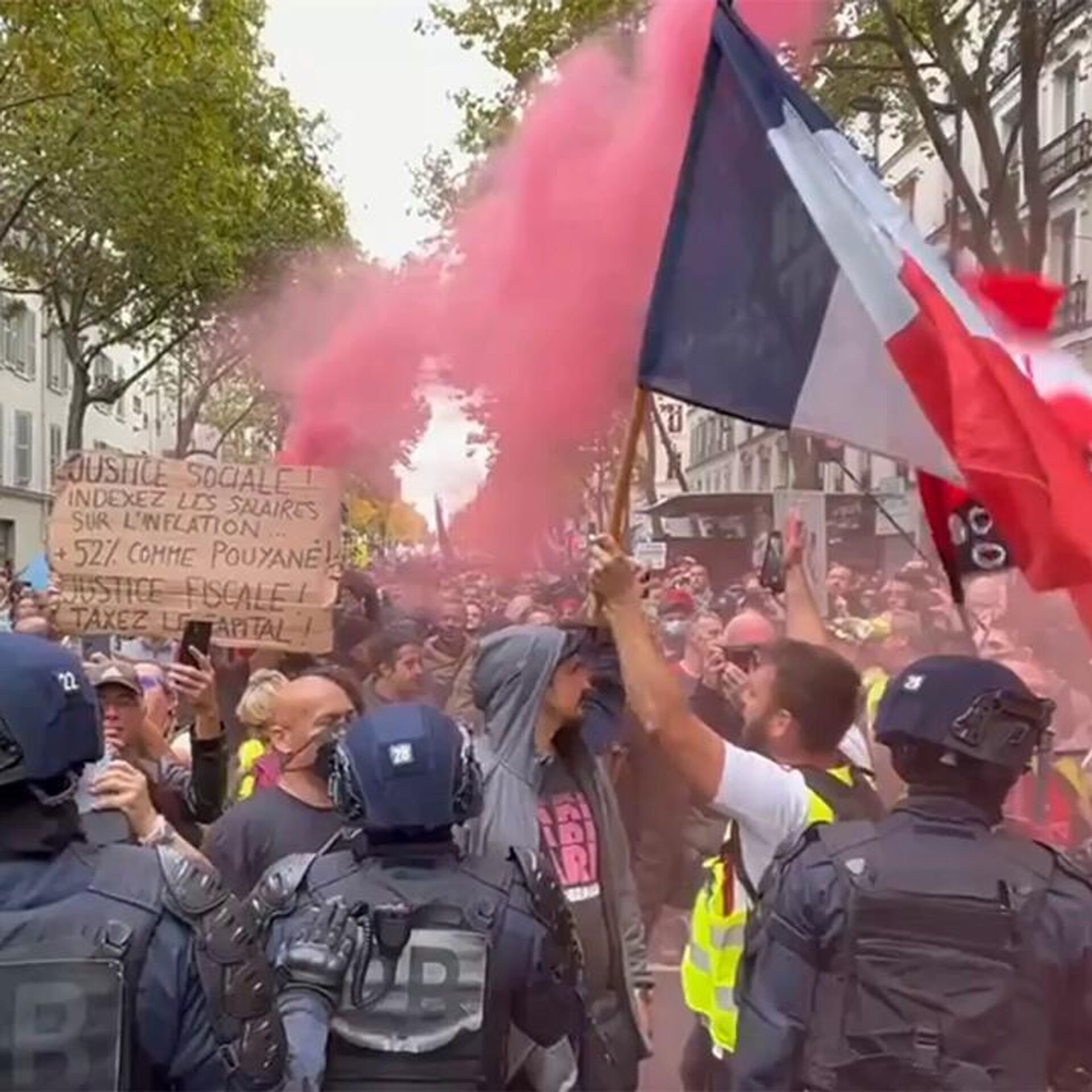 Демонстрации в париже. Протесты в Париже. Протесты во Франции. Протесты в Париже 2022. Митинги в Париже.