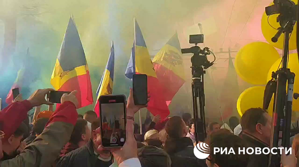 Митингующие в центре Кишинева зажгли дымовые шашки в цвета флага Молдавии - Sputnik Армения