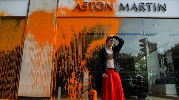 Экоактивисты группы Just Stop Oil распылили краску на витрину автосалона Aston Martin (16 октября 2022). Лондон - Sputnik Արմենիա