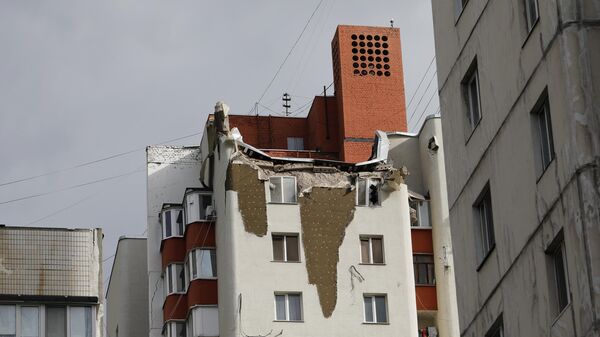 Вид на жилой дом на улице Губкина 42г в Белгороде, поврежденный в результате обстрела ВСУ. - Sputnik Армения