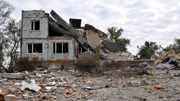 Разрушенные здания в результате обстрелов ВСУ (14 октября 2022). Энергодар - Sputnik Армения
