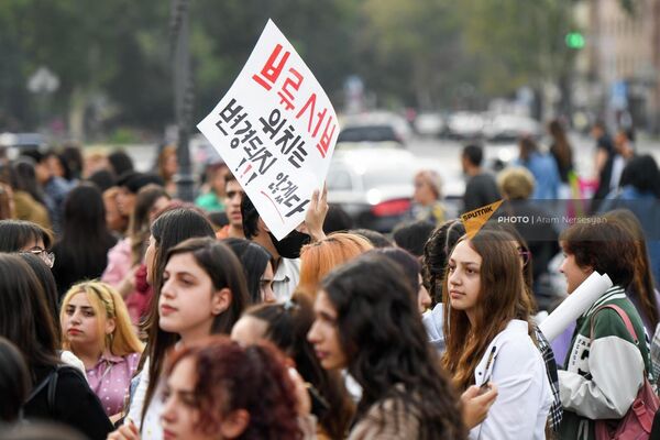 Акция протеста студентов университета им. Брюсова на площади Республики (17 октября 2022). Еревaн - Sputnik Армения