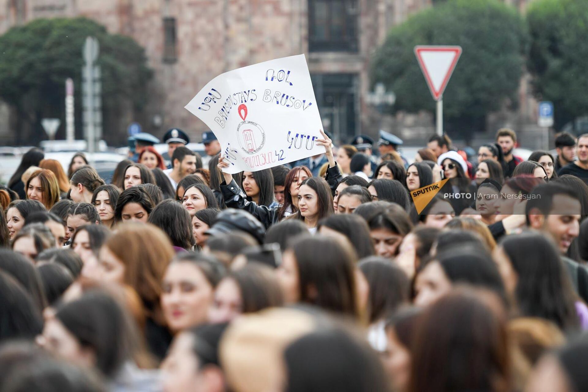 Акция протеста студентов университета им. Брюсова на площади Республики (17 октября 2022). Еревaн Акция протеста студентов университета им. Брюсова на площади Республики (17 октября 2022). Еревaн - Sputnik Армения, 1920, 17.10.2022