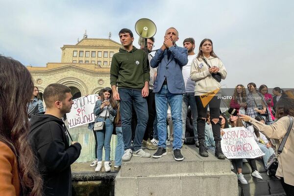 Акция протеста студентов университета им. Брюсова на площади Республики (17 октября 2022). Еревaн - Sputnik Армения