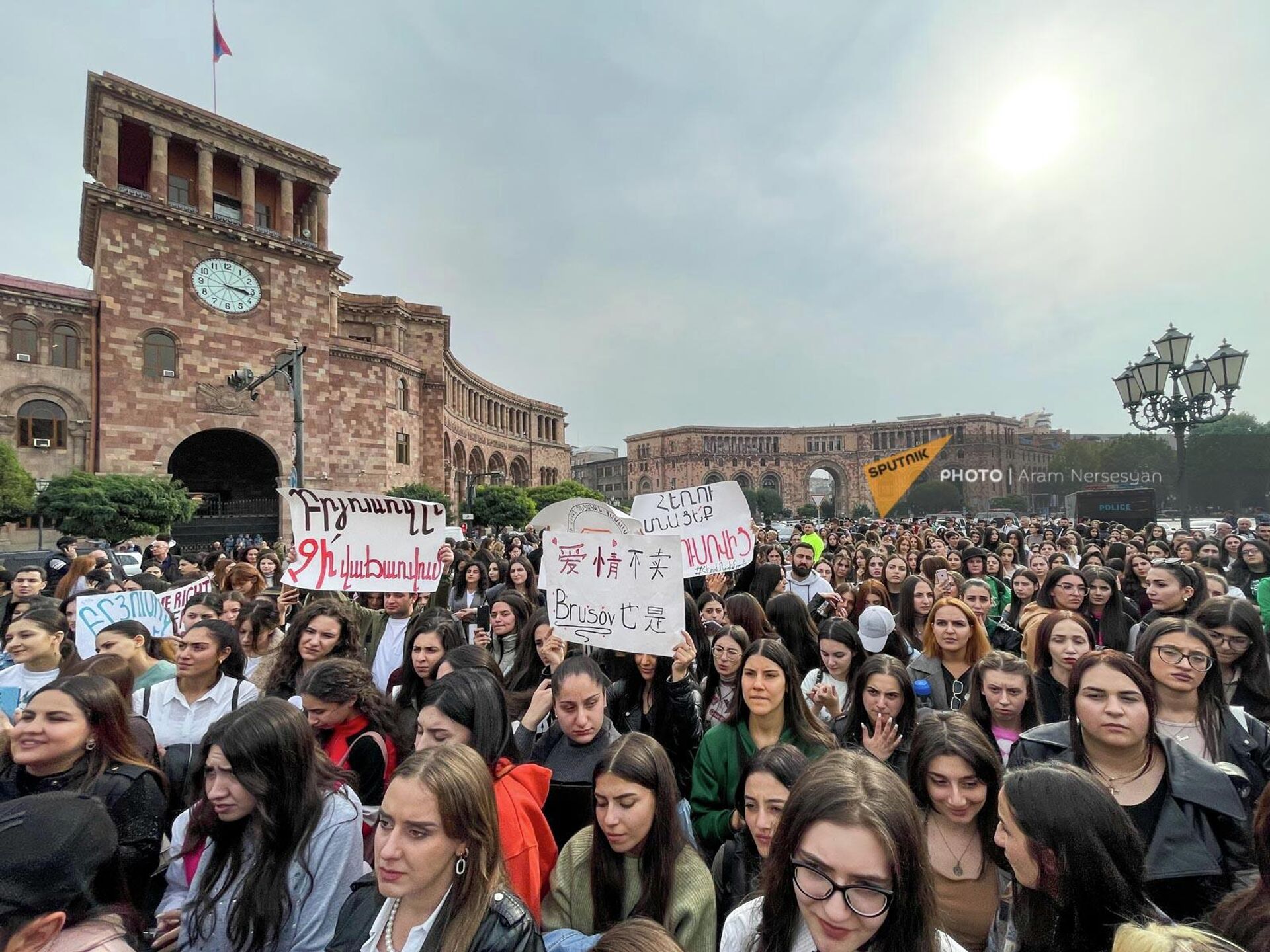 Акция протеста студентов университета им. Брюсова на площади Республики (17 октября 2022). Еревaн - Sputnik Արմենիա, 1920, 17.10.2022