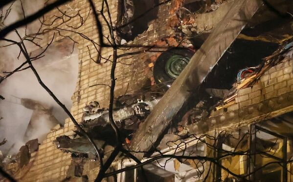 Фрагмент шасси сверхзвукового истребителя-бомбардировщика Су-34, упавшего на жилой дом - Sputnik Армения