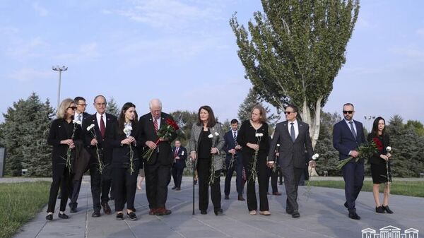 ԱՄՆ Ներկայացուցիչների պալատի պատվիրակությունն այցելել է Հայոց ցեղասպանության զոհերի հուշահամալիր - Sputnik Արմենիա