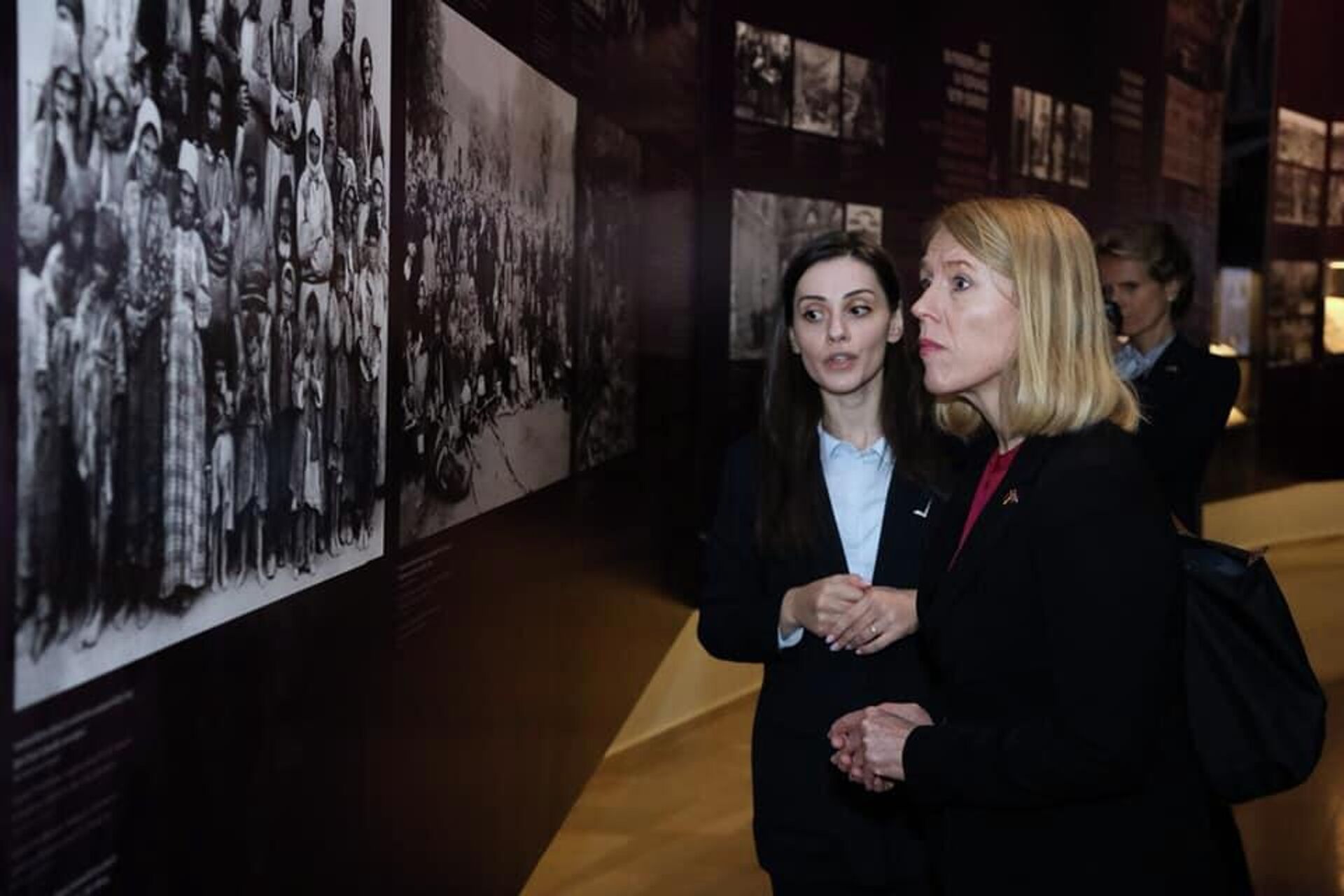 Глава МИД Норвегии Анникен Хюитфельд в сопровождении Арарата Мирзояна посетила музей геноцида армян (18 октября 2022). Еревaн - Sputnik Արմենիա, 1920, 18.10.2022