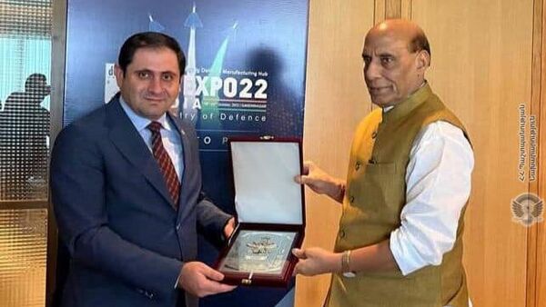 В рамках рабочего визита в Индию министр обороны Сурен Папикян встретился с министром обороны Индии Шри Раджнатхом Сингхом (18 октября 2022). Дели - Sputnik Армения