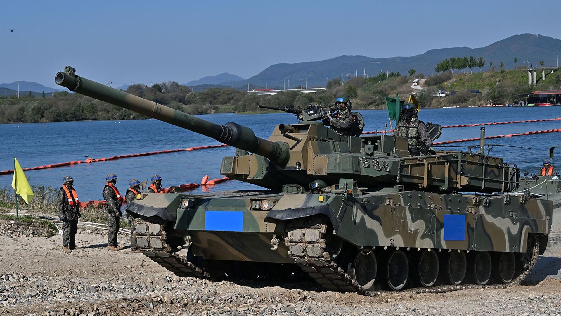Южнокорейский танк K2 пересекает реку во время совместных южнокорейско-американских учений по форсированию реки в рамках ежегодных военных учений Хогук в Ёджу (19 октября 2022). Южная Корея - Sputnik Армения, 1920, 19.10.2022