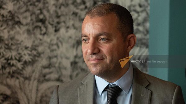 Министр экономики Ваан Керобян на открытии офиса разработчиков компании Evolution (19 октября 2022). Еревaн - Sputnik Армения