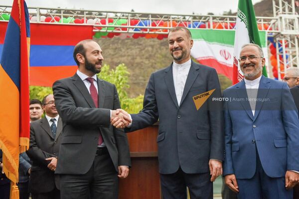 Арарат Мирзоян и Хосейн Амир Абдоллахиан завершают встречу крепким рукопожатием - Sputnik Армения