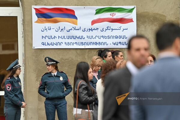 Информационная табличка на входе в генконсульство на двух языках - Sputnik Армения