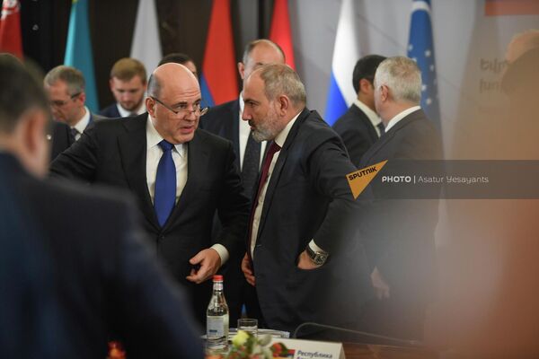 Премьер-министры Армении и России Никол Пашинян и Михаил Мишустин беседуют перед началом заседания - Sputnik Армения