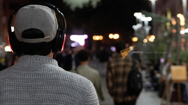 Туристы в наушниках аудиогида Talk city на улицах Еревана - Sputnik Армения