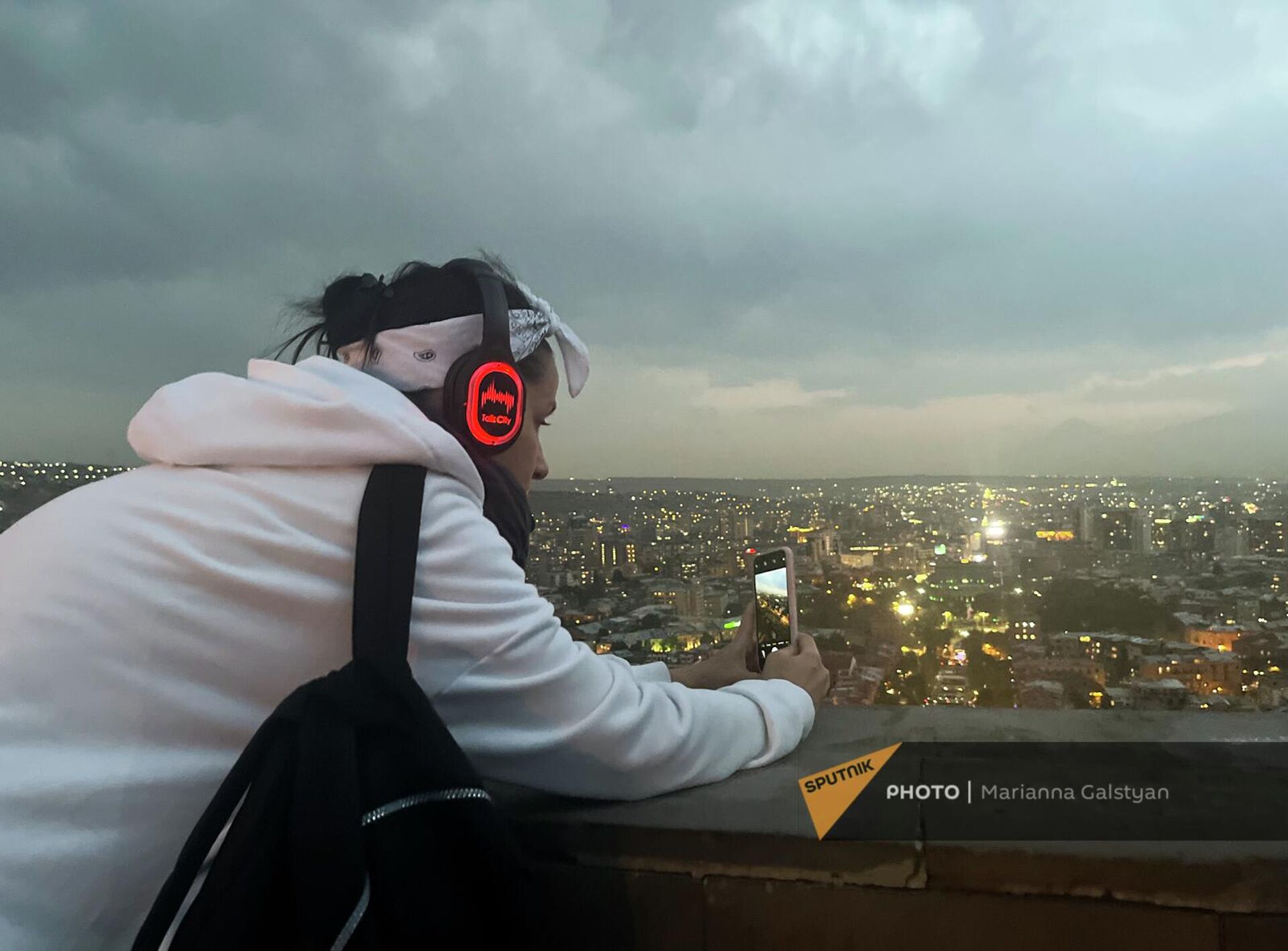 Туристы в наушниках аудиогида Talk city на улицах Еревана Туристы в наушниках аудиогида Talk city на улицах Еревана - Sputnik Արմենիա, 1920, 23.10.2022