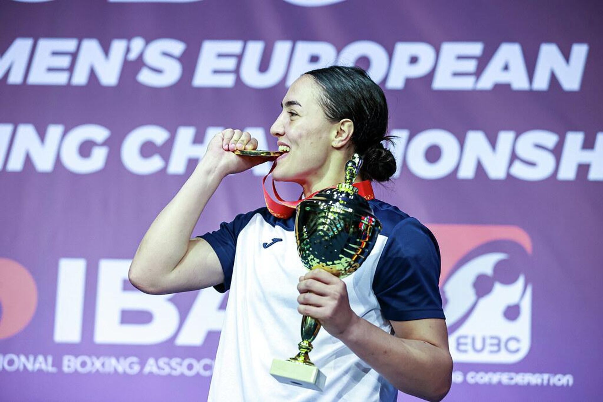 Новая чемпионка Европы по боксу Ани Овсепян с медалью Новая чемпионка Европы по боксу Ани Овсепян с медалью - Sputnik Արմենիա, 1920, 29.12.2022