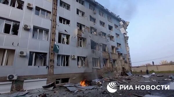 Первые кадры последствий теракта возле здания запорожской областной телекомпании ЗаТВ в Мелитополе - Sputnik Армения