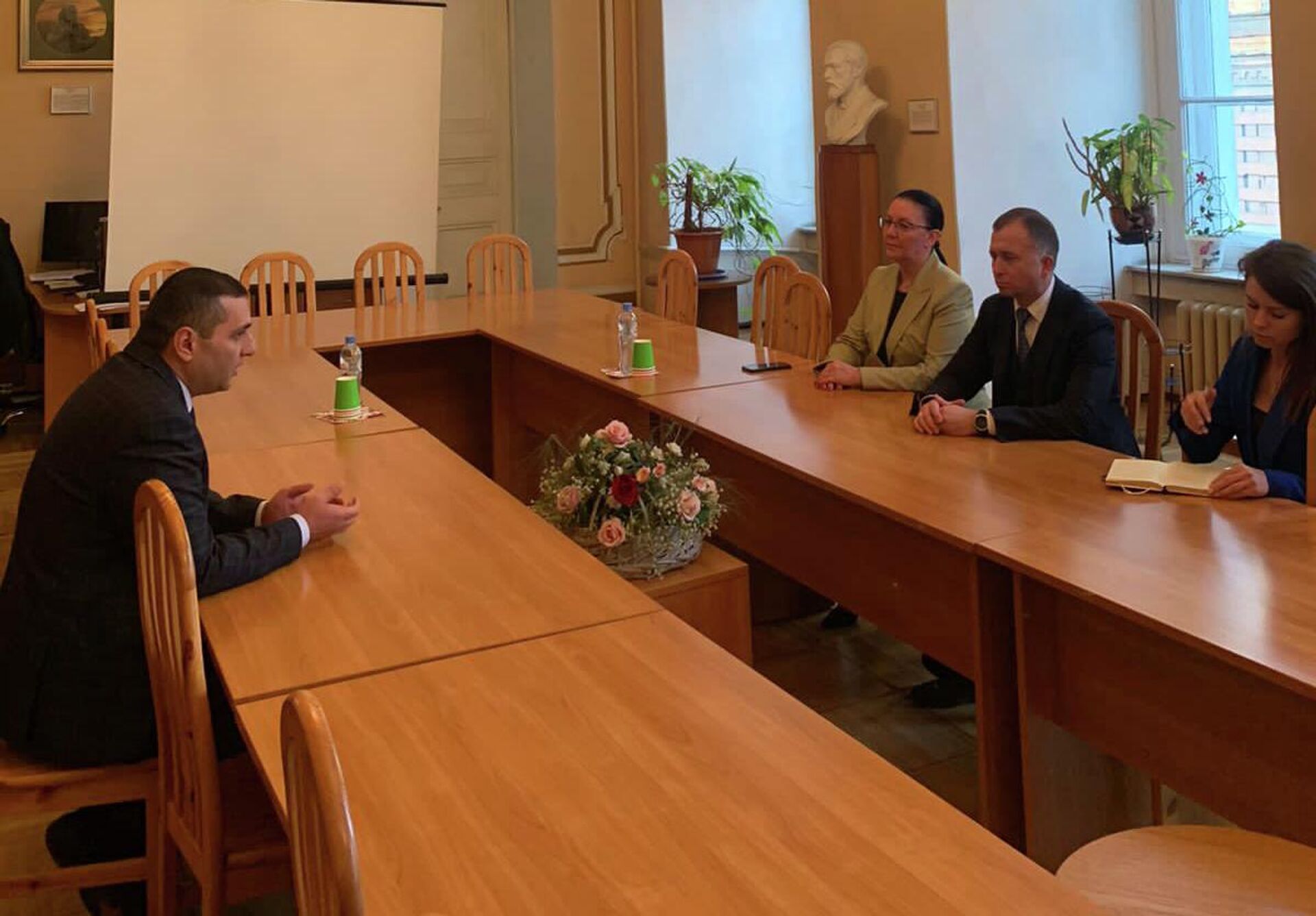 Замминистра здравоохранения Артак Джумаян встретился с председателем здравоохранения Санкт-Петербурга Дмитрием Лисовцем (25 октября 2022).Еревaн Замминистра здравоохранения Артак Джумаян встретился с председателем здравоохранения Санкт-Петербурга Дмитрием Лисовцем (25 октября 2022).Еревaн - Sputnik Արմենիա, 1920, 25.10.2022