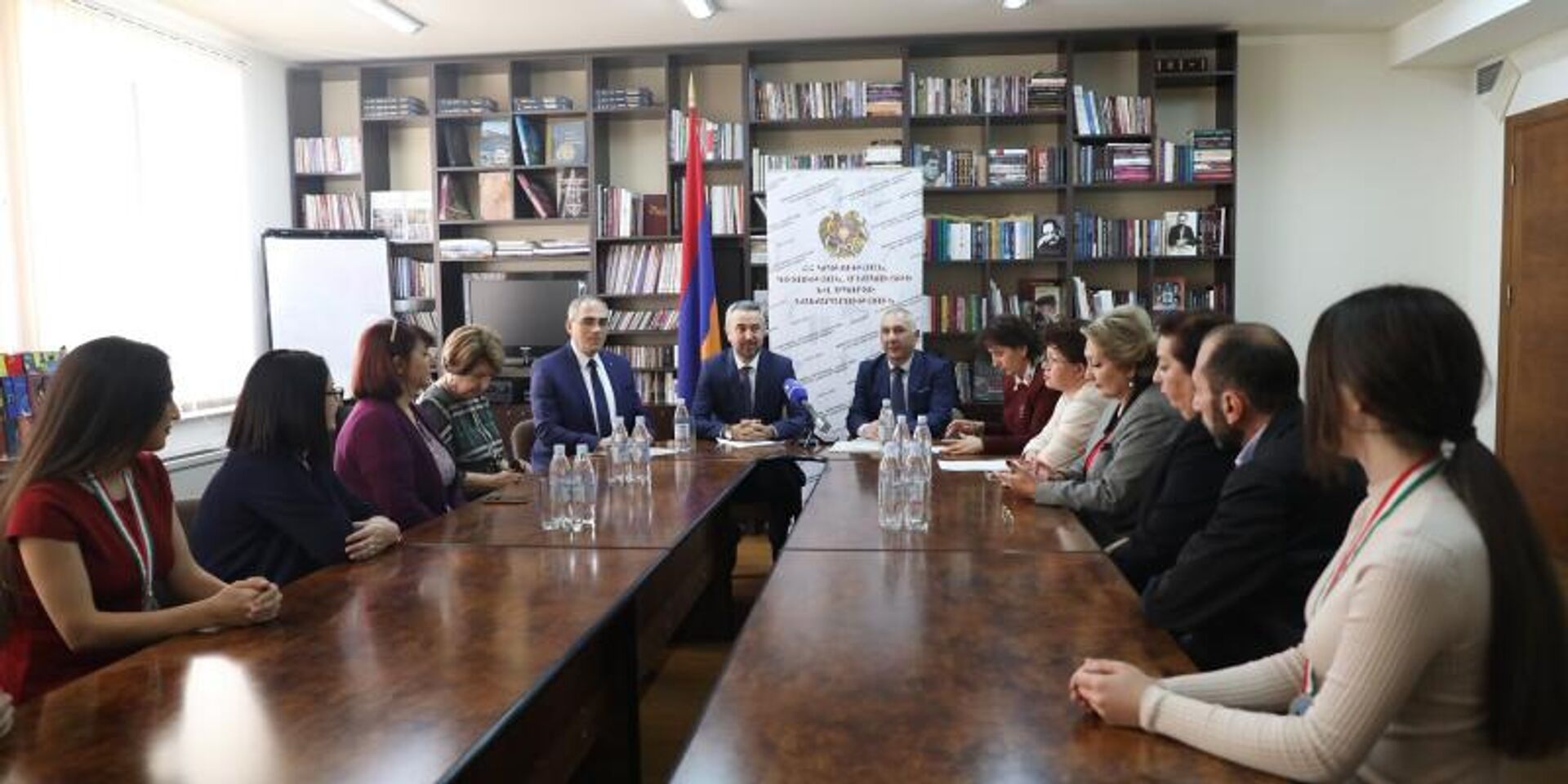 Замминистра ОНКС Ара Хзмалян встретился с участниками прошедших в Душанбе 16-х Дельфийских игр стран СНГ (26 октября 2022). Еревaн Замминистра ОНКС Ара Хзмалян встретился с участниками прошедших в Душанбе 16-х Дельфийских игр стран СНГ (26 октября 2022). Еревaн - Sputnik Արմենիա, 1920, 26.10.2022
