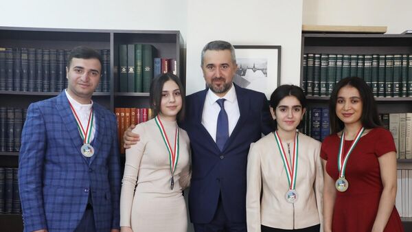 ՀՀ ԿԳՄՍ նախարարի տեղակալ Արա Խզմալյանը պարգևատրել է հաղթող մասնակիցների ուսուցիչներին - Sputnik Արմենիա