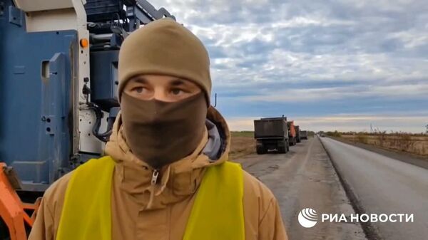 Российские дорожники в круглосуточном режиме восстанавливают дороги в Запорожской области - Sputnik Армения
