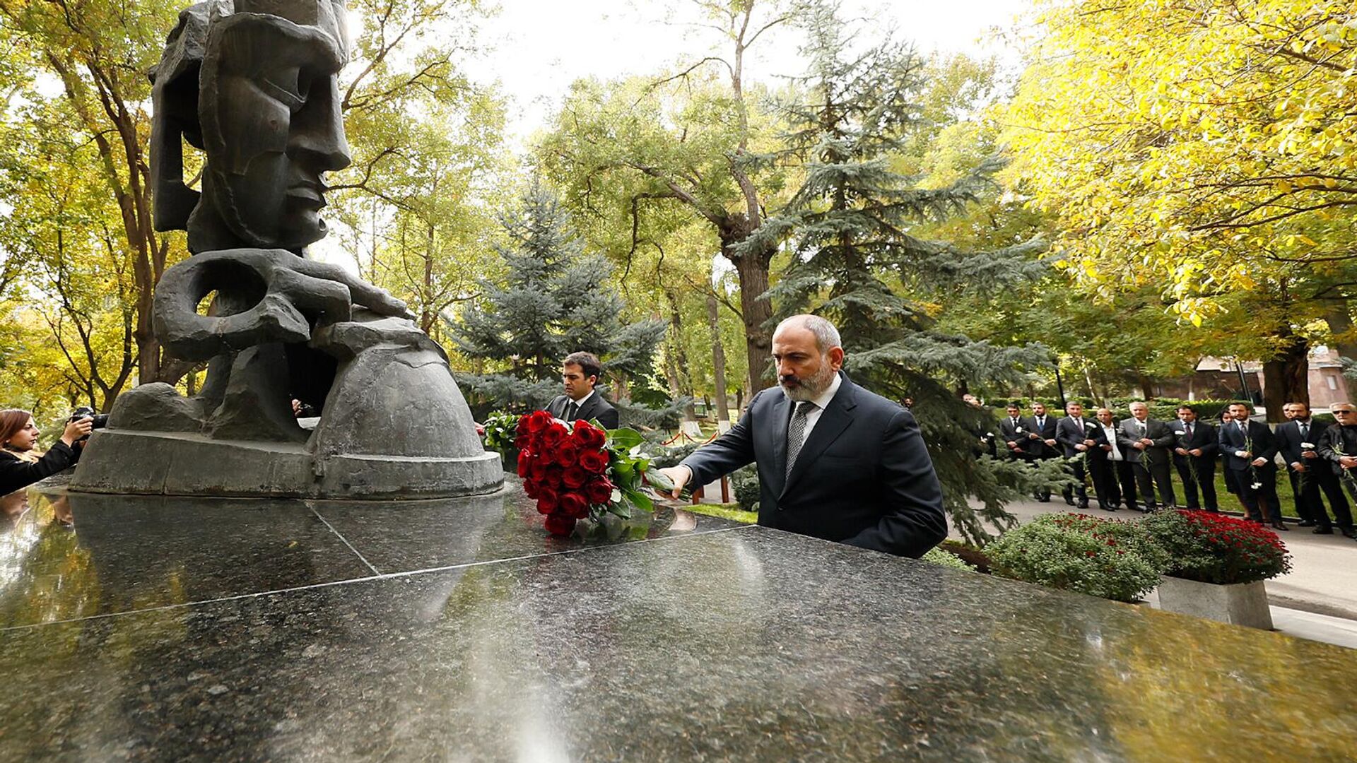 Премьер-министр Никол Пашинян вместе с членами правительства и депутатами НС почтил память государственных и политических деятелей, ставших жертвами преступления 27 октября 1999 года - Sputnik Армения, 1920, 27.10.2022