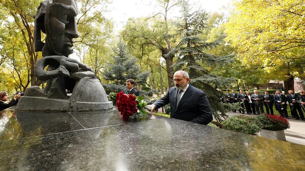 Премьер-министр Никол Пашинян вместе с членами правительства и депутатами НС почтил память государственных и политических деятелей, ставших жертвами преступления 27 октября 1999 года - Sputnik Армения