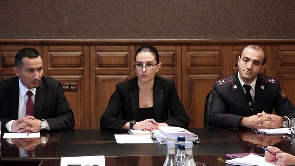 Генпрокурор Анна Вардапетян, губернатор Сюника Роберт Гукасян на совещании в прокуратуре Сюникской области (28 октября 2022). Капан - Sputnik Армения