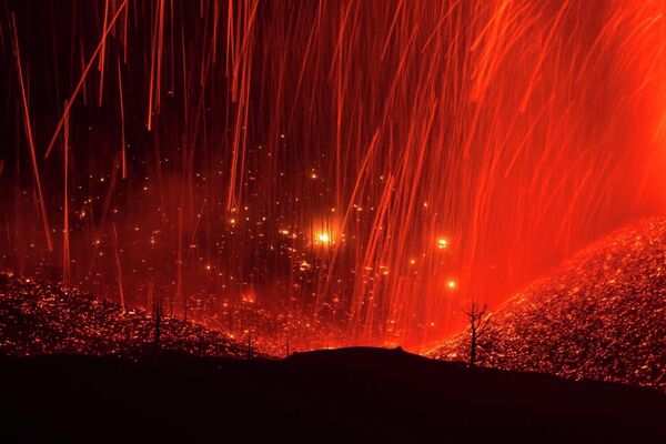 Снимок World of fire  испанского фотографа Эдуардо Бланко Мендизабала, ставший вторым в категории Landscapes  - Sputnik Армения