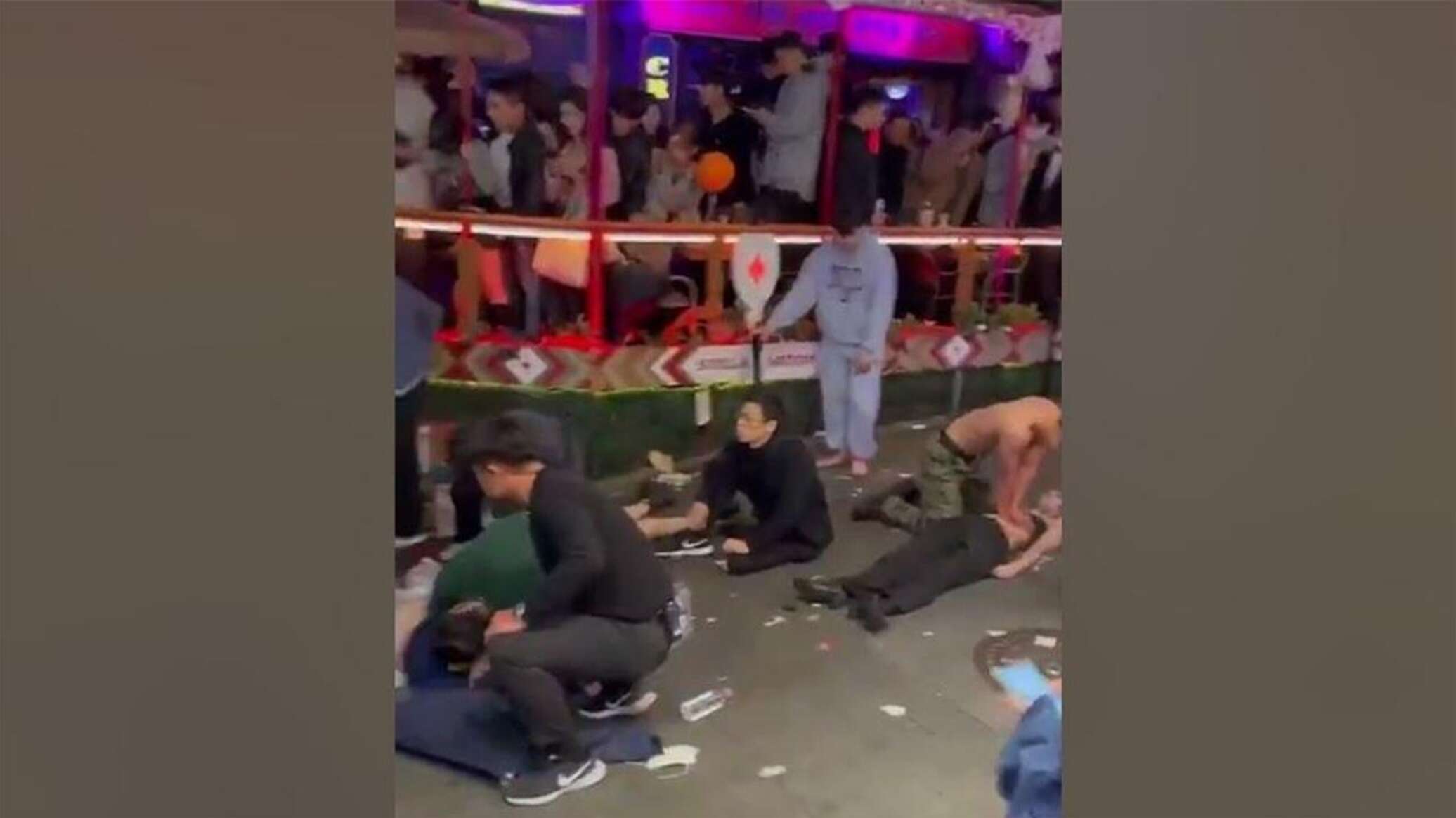 Кирилл бледный концерт. Чьи концерты отменили после вечеринки. Танцовщицы на концерте. Группа миррор гонконг. Концерт трэвиса скотта 2021 давка.