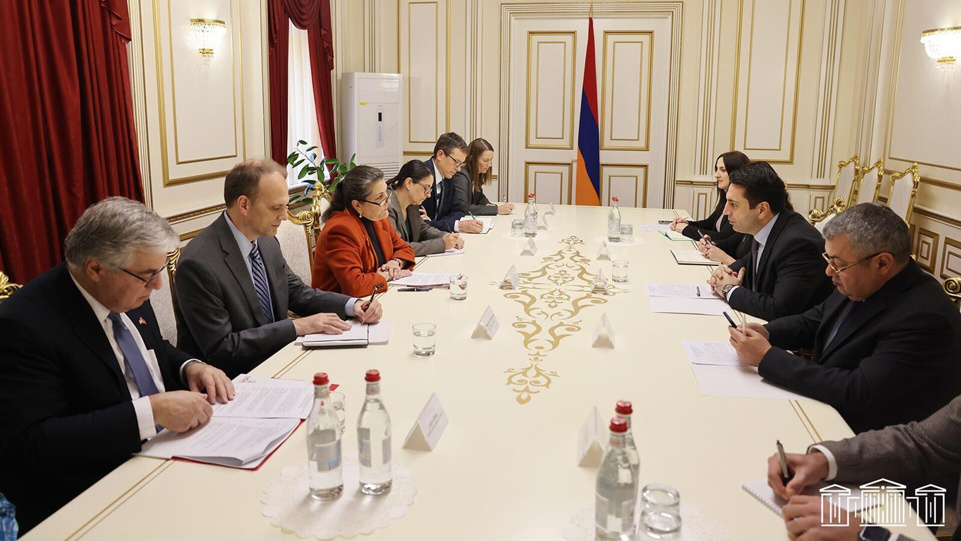 Ալեն Սիմոնյանն ընդունել է ԱՄՆ ՄԶԳ Եվրոպայի և Եվրասիայի բյուրոյի ղեկավար Էրին Էլիզաբեթ ՄըՔին Ալեն Սիմոնյանն ընդունել է ԱՄՆ ՄԶԳ Եվրոպայի և Եվրասիայի բյուրոյի ղեկավար Էրին Էլիզաբեթ ՄըՔին - Sputnik Արմենիա, 1920, 01.11.2022