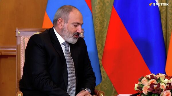 Пашинян заявил на встрече с Путиным в Сочи, что согласен на российские предложения по мирному договору с Баку - Sputnik Армения