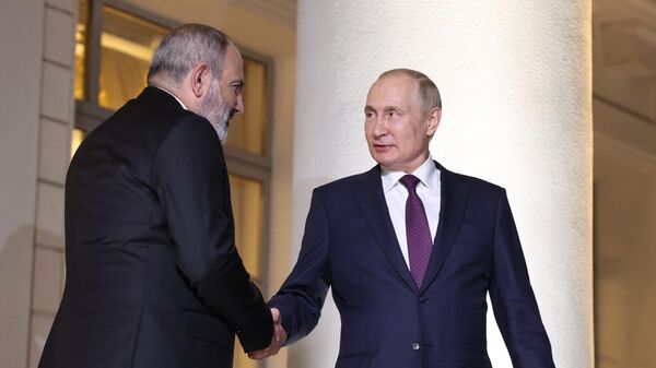Президент РФ Владимир Путин провожает премьер-министра Армении Никола Пашиняна после окончания трехсторонних переговоров (31 октября 2022). Сочи - Sputnik Армения