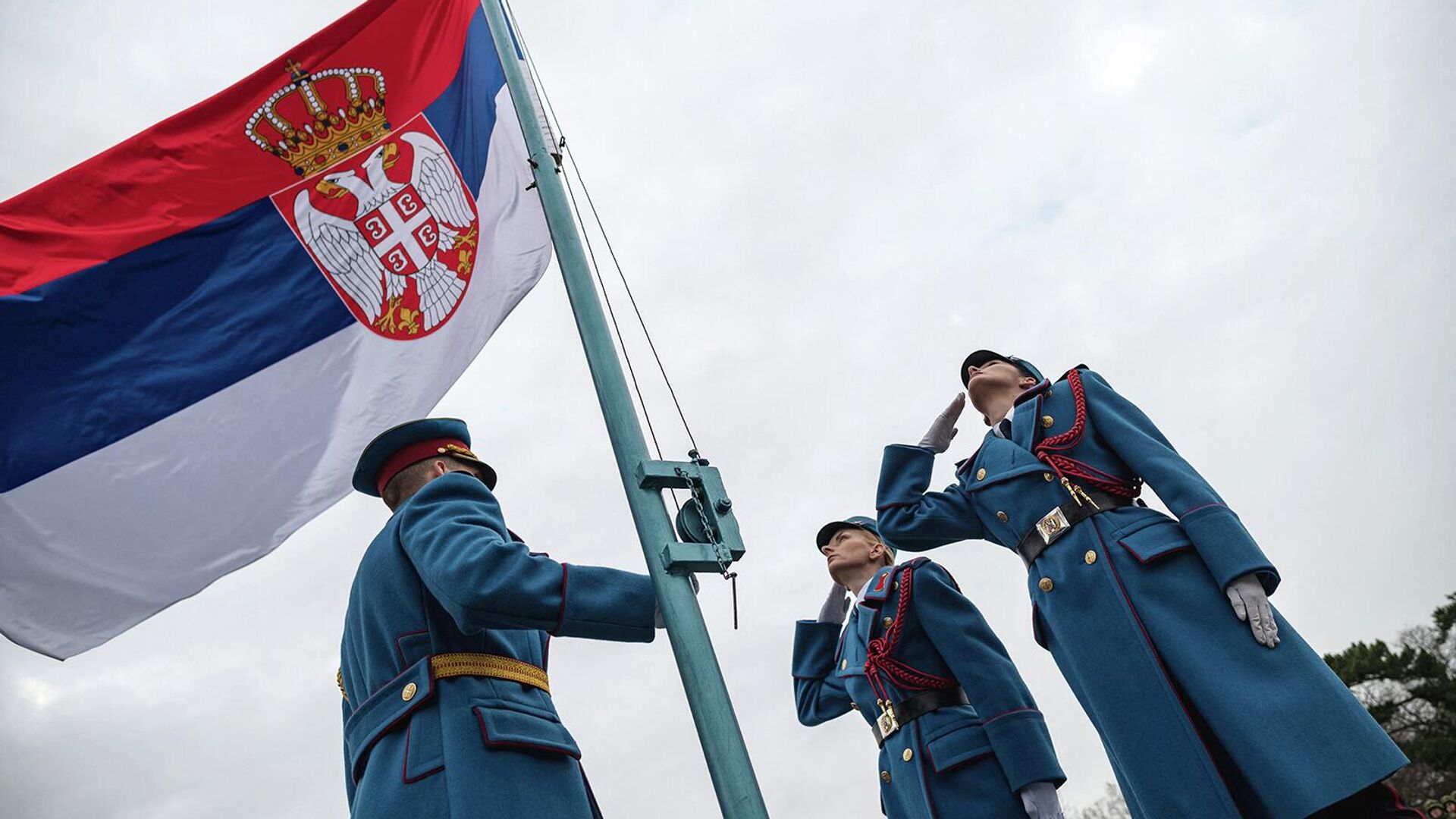 Офицеры сербской армии отдают честь национальному флагу - Sputnik Արմենիա, 1920, 02.11.2022