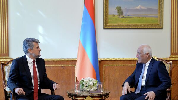 ՀՀ նախագահ Վահագն Խաչատուրյանն ու Թուրքիայի խորհրդարանի պատգամավոր Կարո Փայլանը - Sputnik Արմենիա