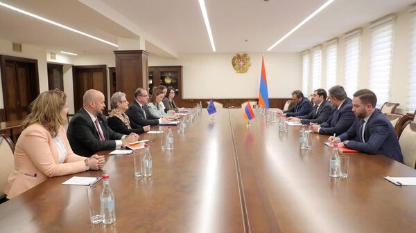 Министр обороны Сурен Папикян принял руководителя наблюдательной миссии ЕС в Грузии и руководителя наблюдательного потенциала ЕС в Армении Марека Шигеля и главу делегации ЕС в Армении Андреа Викторин (2 ноября 2022). Еревaн - Sputnik Армения