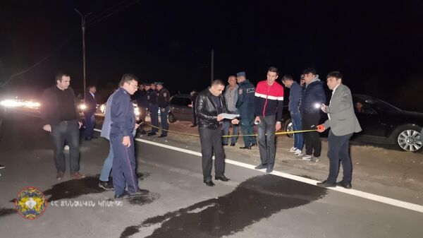 Сотрудники следственного комитета изучают место дорожно-транспортного происшествия (3 ноября 2022). Армавир - Sputnik Армения