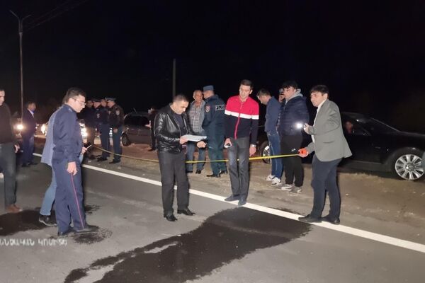 Сотрудники следственного комитета изучают место дорожно-транспортного происшествия (3 ноября 2022). Армавир - Sputnik Армения