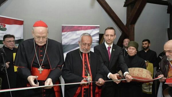 Посол РА в Грузии Ашот Смбатян принял участие в церемонии открытия и освящения Армянской католической церкви Св. Григория Просветителя в Будапеште - Sputnik Армения
