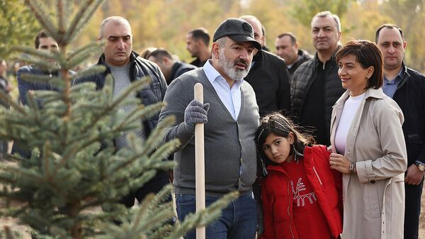 Премьер-министр Никол Пашинян вместе с семьей принял участие в посадке деревьев, организованной мэрией столицы (5 ноября 2022). Еревaн - Sputnik Армения