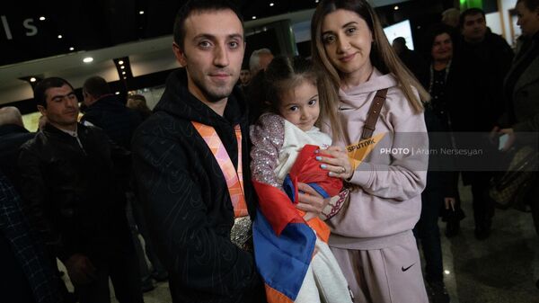 Արթուր Դավթյանը կնոջ ու դստեր հետ - Sputnik Արմենիա