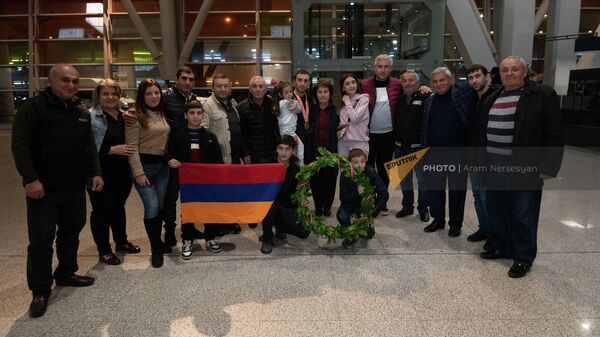 В аэропорту Звартноц встретили армянских гимнастов.  - Sputnik Армения